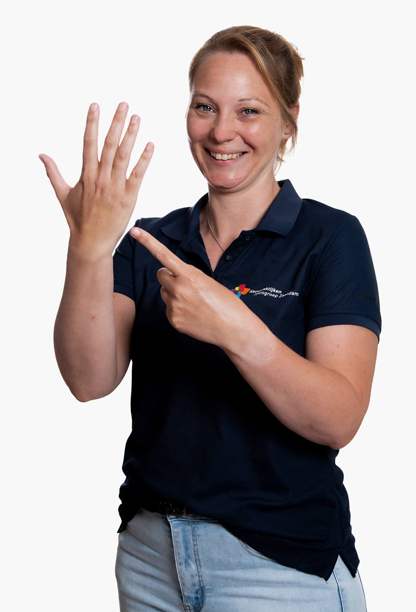 Rianne Kuit wijst naar haar hand. Ze is specialist in handtherapie, handartrose, duimartrose, hand- en polsklachten, triggerfinger en carpaal tunnelsyndroom