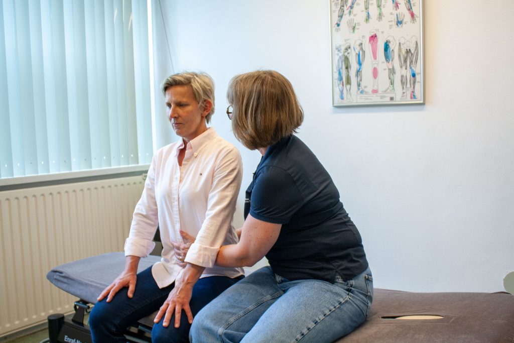 Mevrouw heeft last van stress en spanning en wordt geholpen door de fysiotherapeut